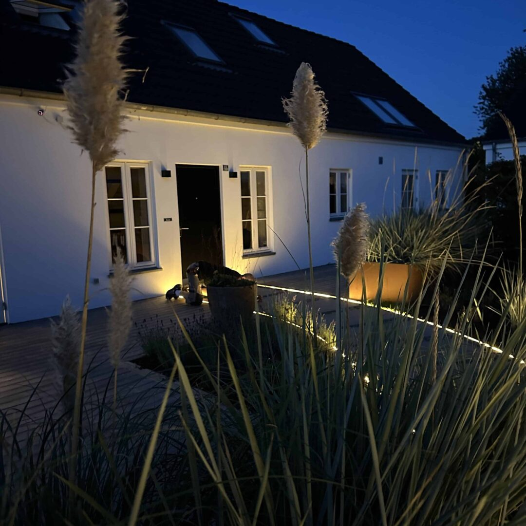 Oplyst terrasse i haven om aftenen