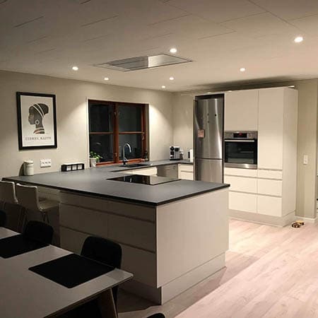 Køkken med nyt loft og spots